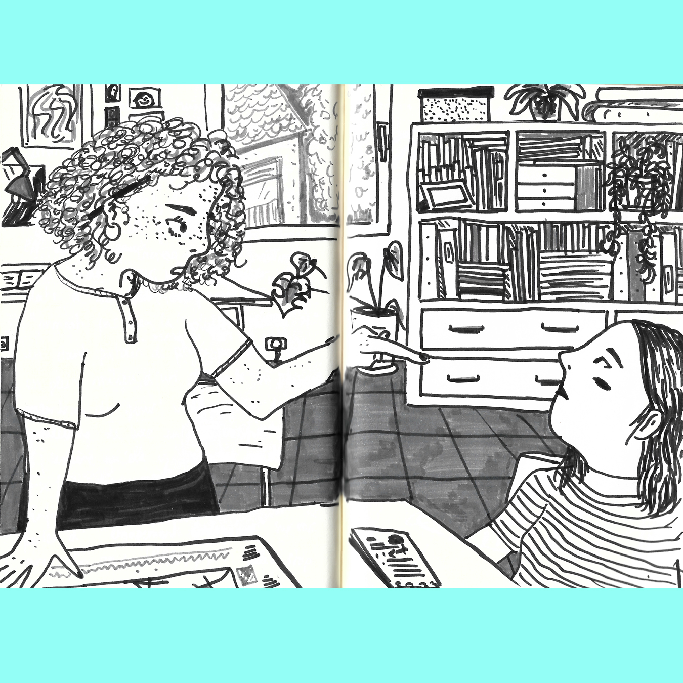 deux femmes discutant de façon animée autour d'une table