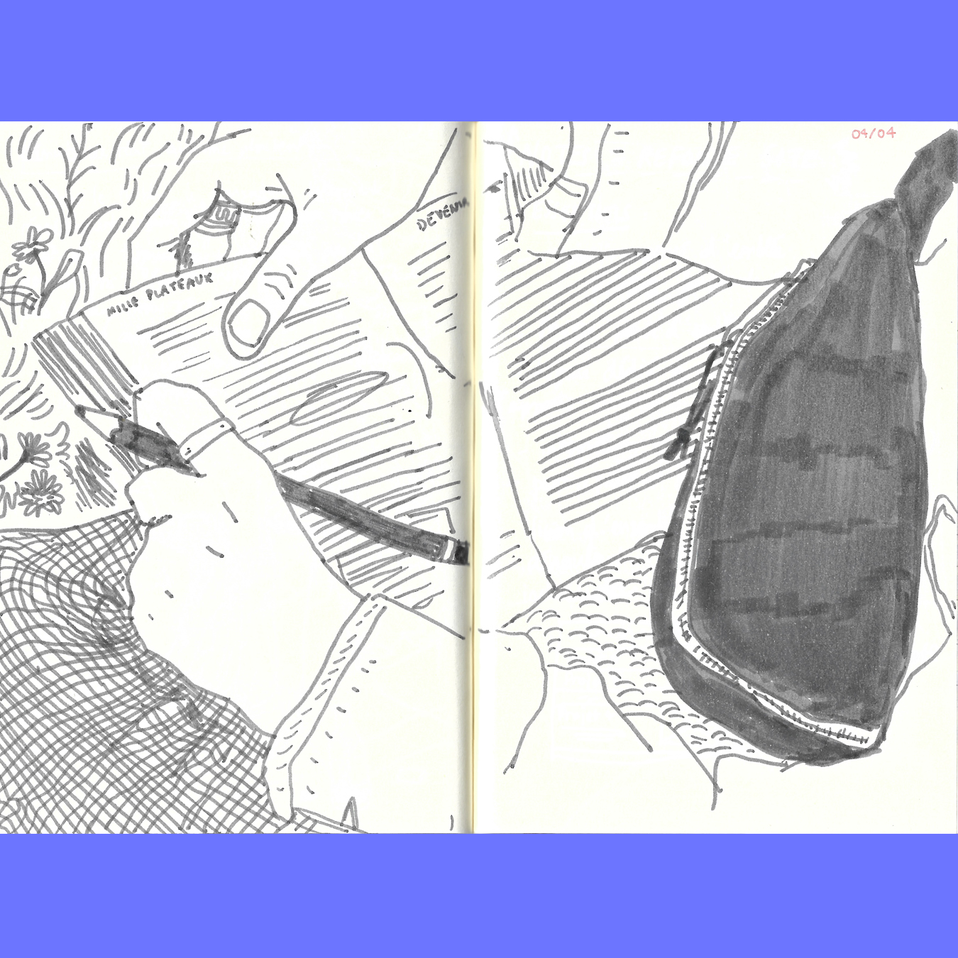 mains tenant un crayon et un livre, fond bleu