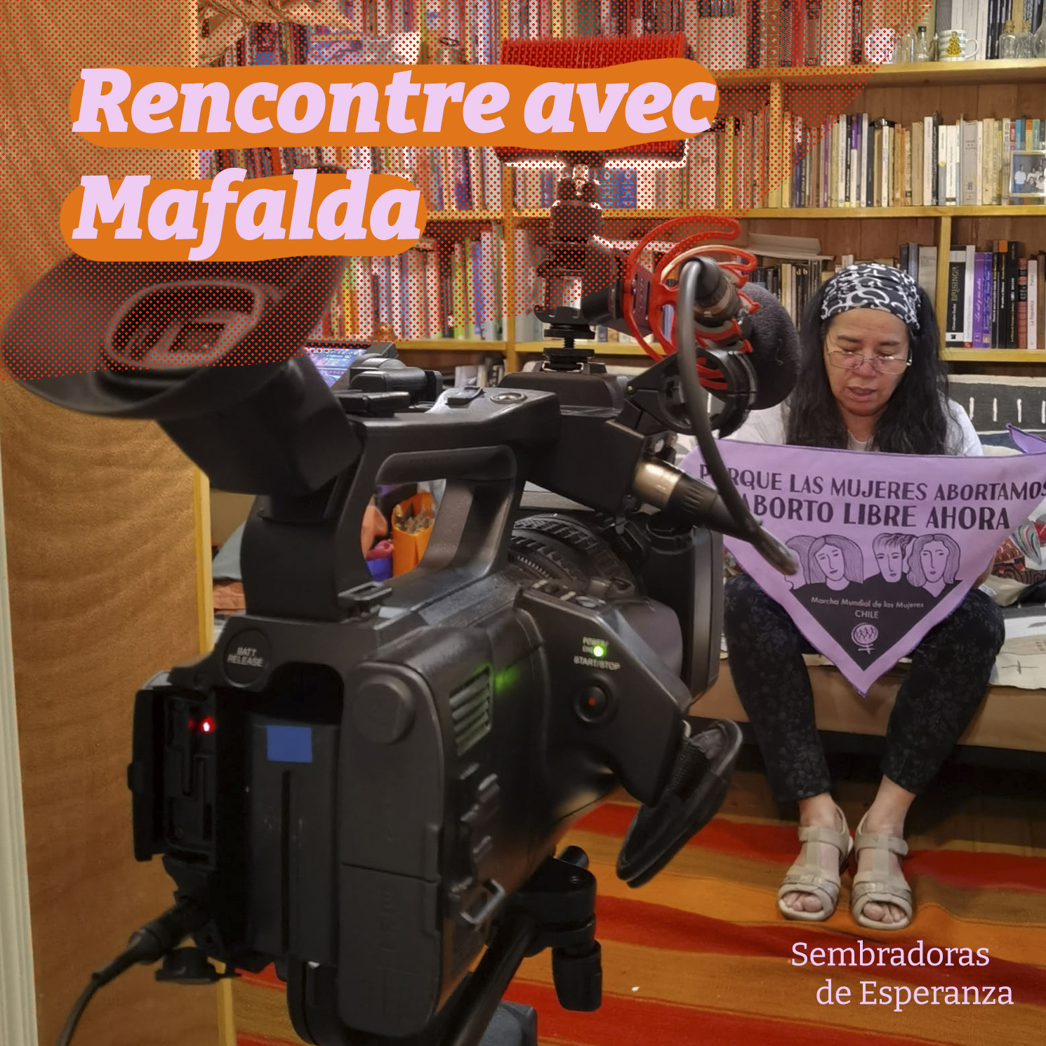 post des réseaux sociaux du film, on voit Mafalda, militante féministe d'Anamuri, assise sur un canapé et qui tient un tissu pour le droit à l'avortement, par-dessus, du texte : Rencontre avec Mafalda