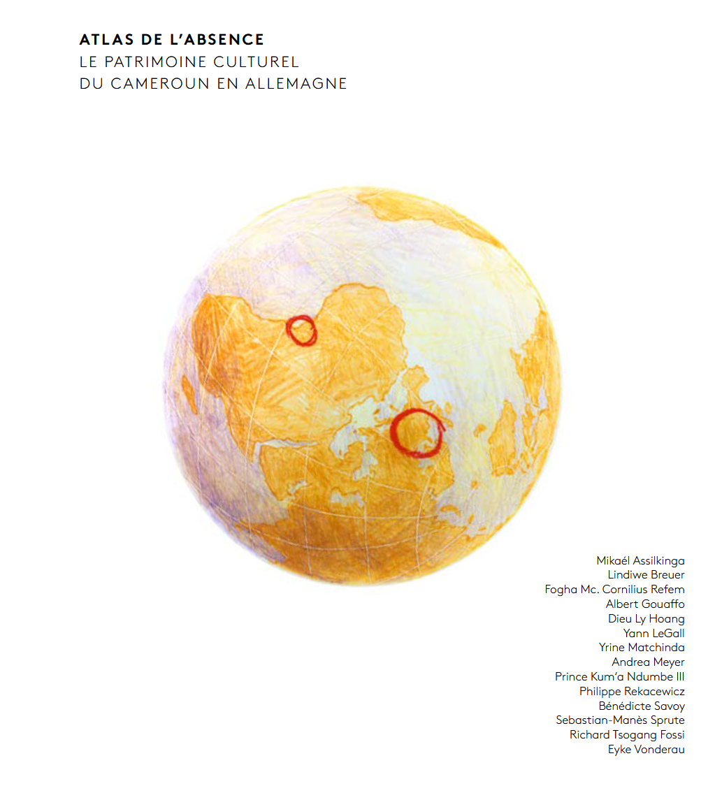 couverture du livre Atlas de l'Absence. Une mappemonde est dessinée aux crayons de couleurs jaune et bleu, on voit le Cameroun et l'Allemagne entourés en rouge.