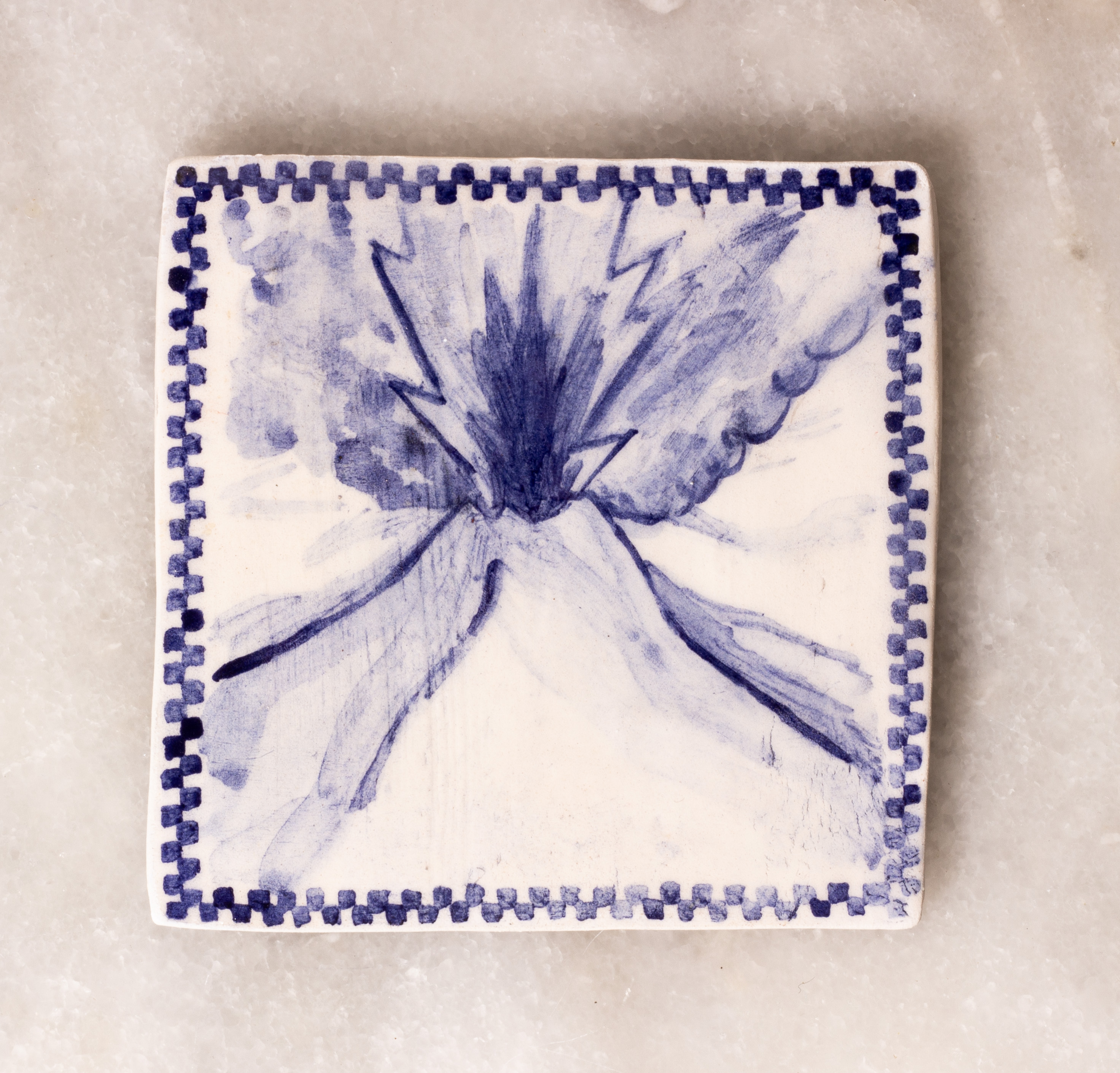 carreau de faïence blanc peint en bleu à l'oxyde de cobalt. Il représente un volcan en éruption