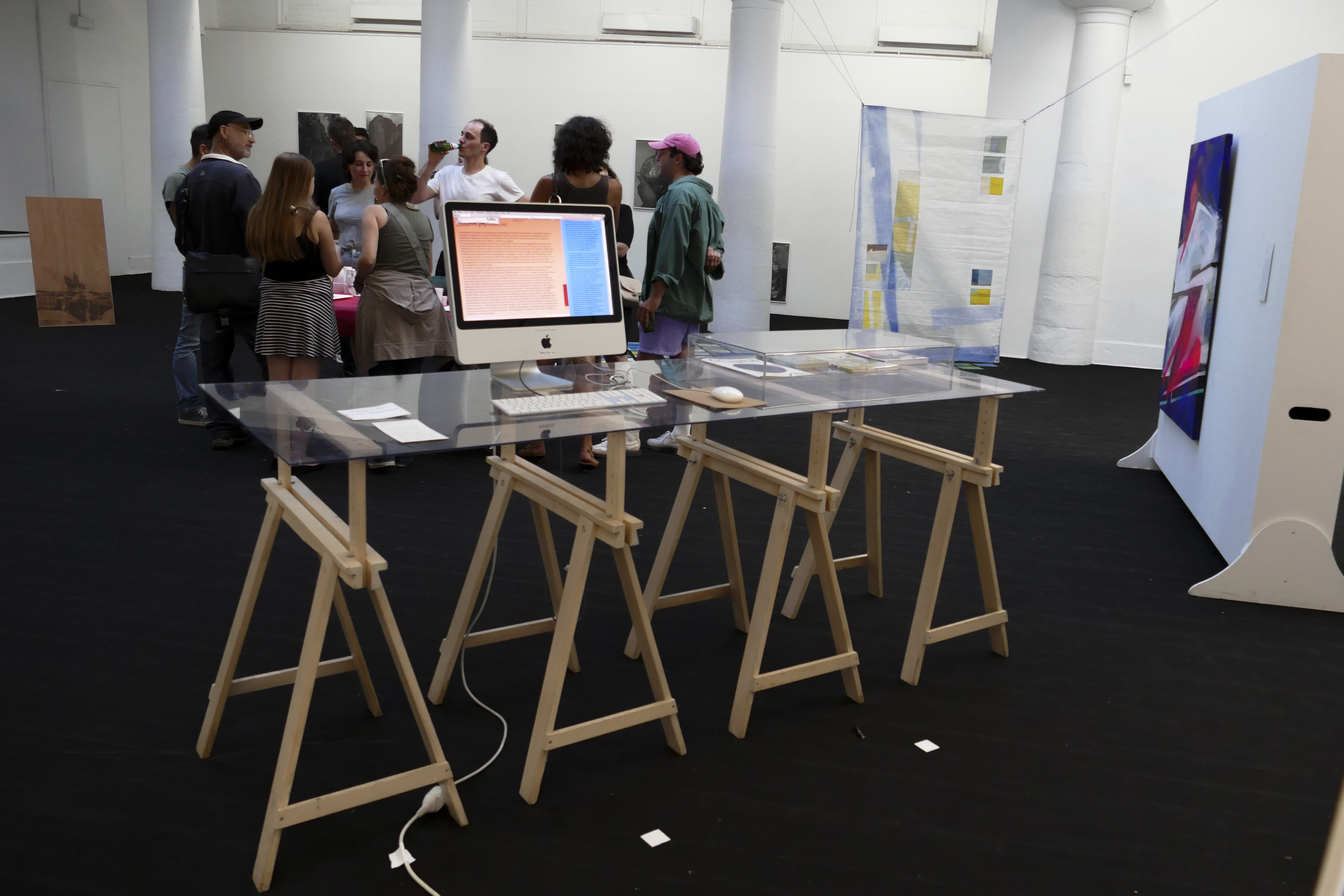 photo de la table et l'ordinateur où sont exposés le site et les recherches pour Femmes, graphisme, etc. pendant l'exposition Chassé-Croisé