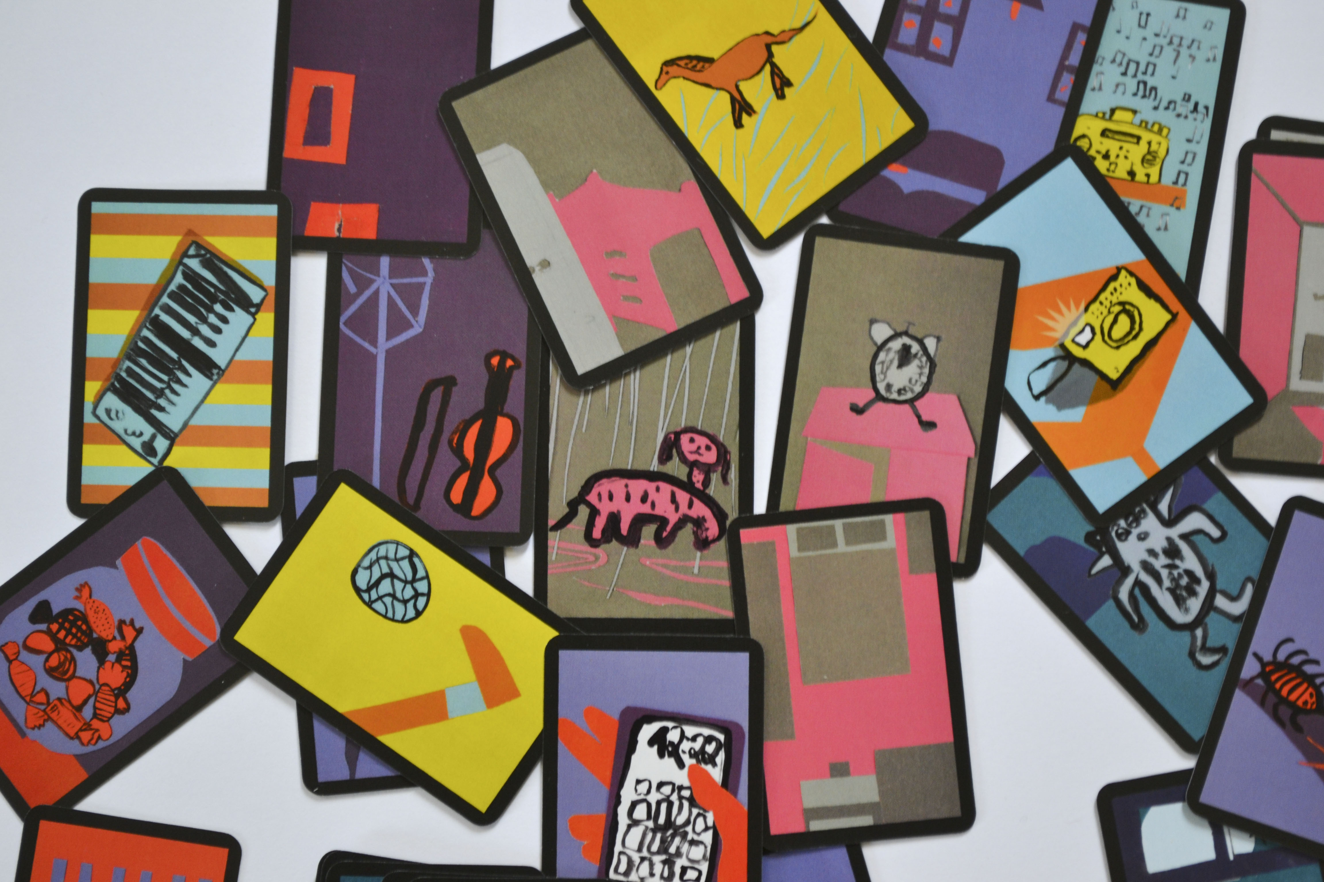 jeu de cartes Main Tag als Haiku, cartes étalées sur une table