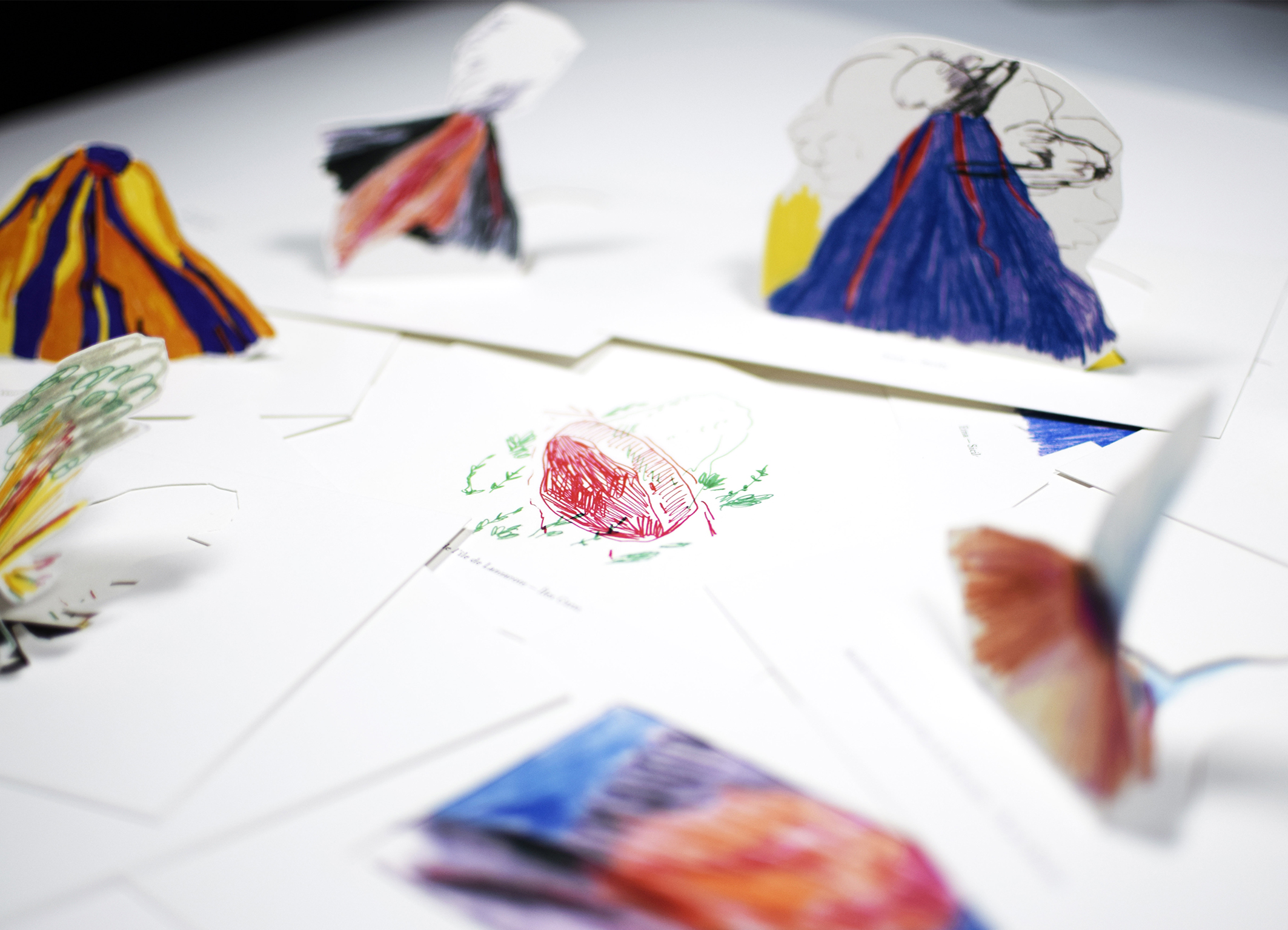 illustrations de volcans sur cartes postales prédécoupées